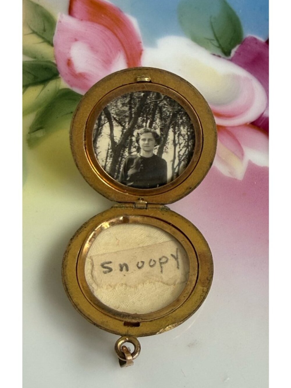Antique 1920s Round Gold Filled Etched Floral Locket 1 1/8" - Picture 4 of 12
